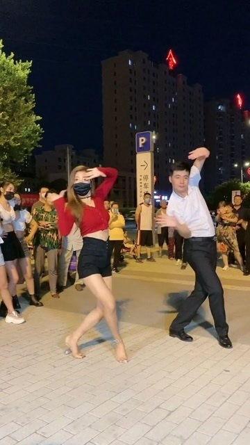 男女跳舞众人吃瓜,男女共舞引众人围观