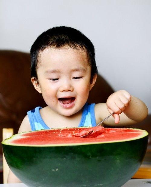 日本宝宝吃瓜照片,吃瓜瞬间萌化人心